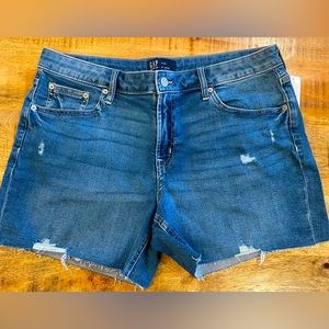 Women’s Gap denim shorts. New with tags. Size 14/32